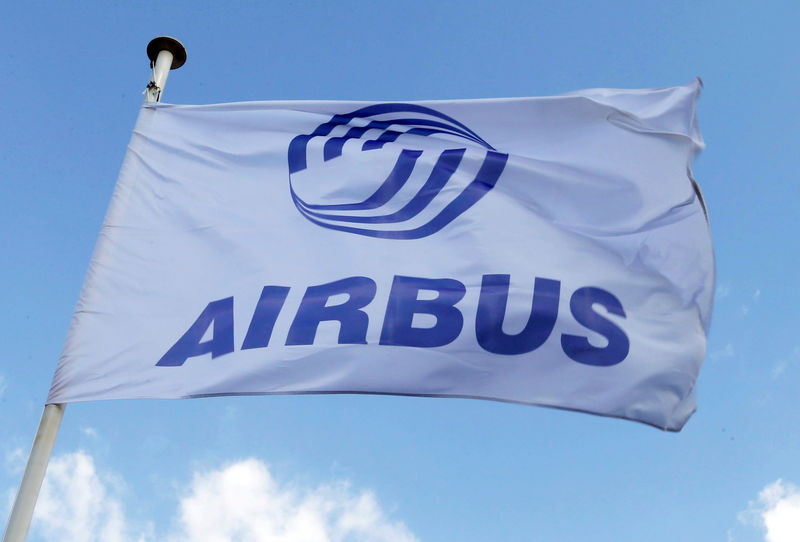 © Reuters. FILE PHOTO: Flag with Airbus logo is pictured at the Airbus A380 final assembly line at Airbus headquarters in Blagnac near Toulouse