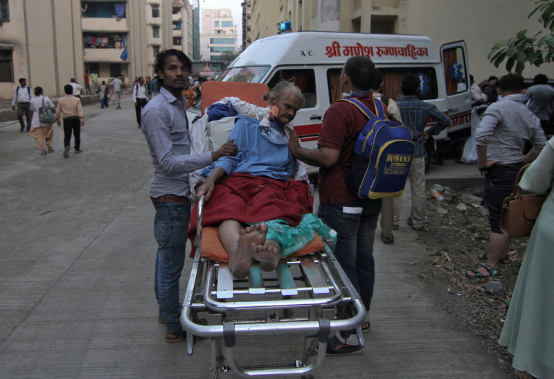 © Reuters. مقتل 6 أشخاص وإنقاذ العشرات بعد نشوب حريق بمستشفى في مومباي