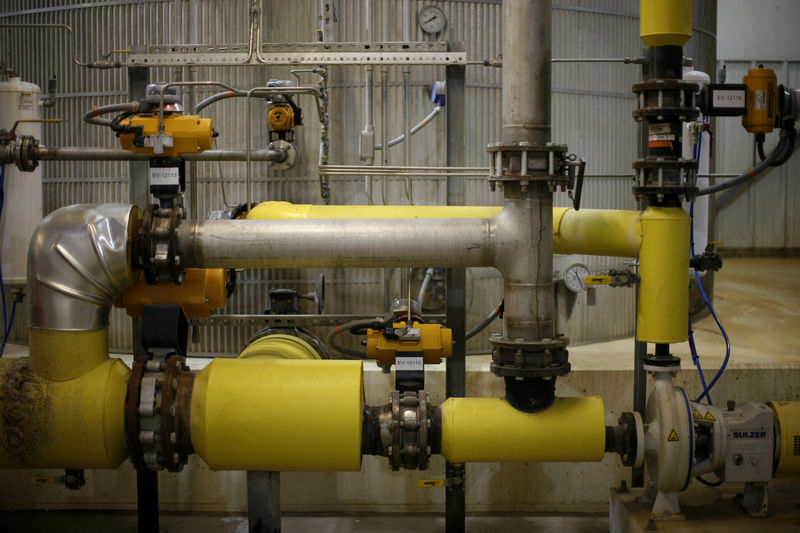 © Reuters. FILE PHOTO -  A network of pipes and tanks convert corn to ethanol at the Lincolnway Energy plant in Nevada, Iowa