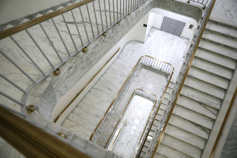 © Reuters. A stairwell is empty in the Rayburn House Office Building weeks before the end of the current term on Capitol Hill in Washington