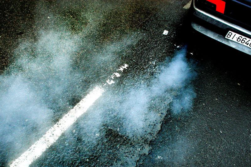 © Reuters. FILE PHOTO: A car produces smoke from its exhaust as it pulls away in Guernica