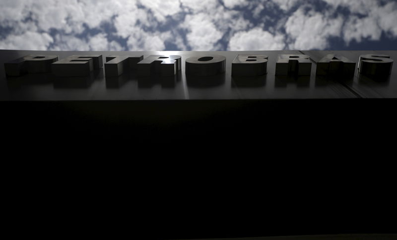 © Reuters. Logo da Petrobras na sede da estatal no Rio de Janeiro, Brasil