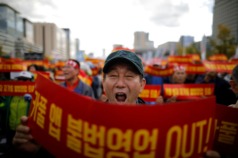 © Reuters. FILE PHOTO: A taxi driver takes part in a protest against a carpool service application, in Seoul