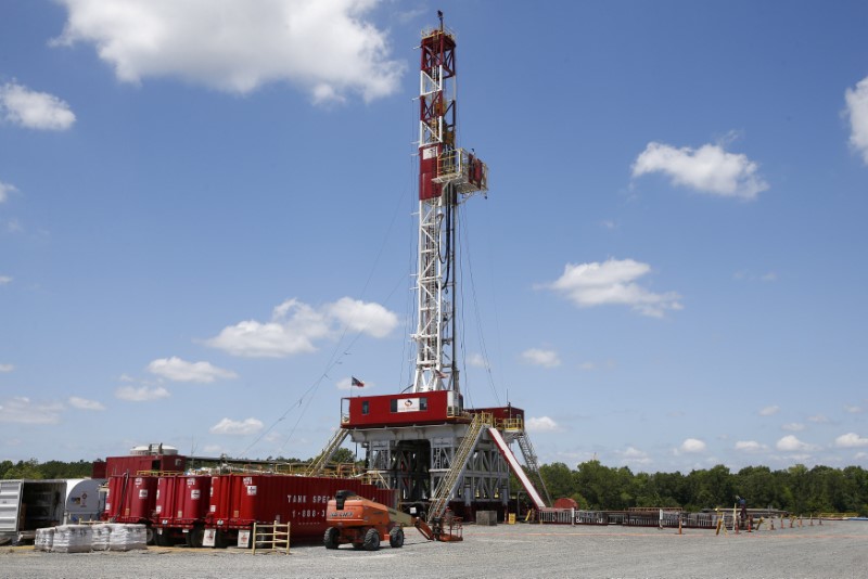 © Reuters. FILE PHOTO: A drill rig is pictured at the BP America Dracorex Gas Unit well site in Lufkin