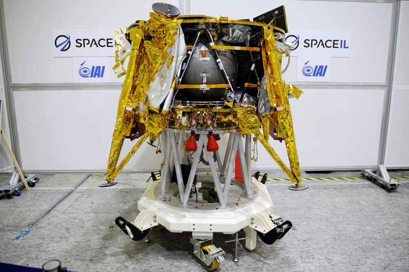 © Reuters. استكمال التجهيزات النهائية لإرسال مركبة فضاء إسرائيلية للقمر