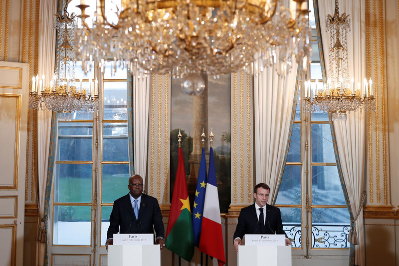 © Reuters. فرنسا تتعهد بمساعدة بوركينا فاسو لكن لن ترسل جنودا إضافيين لمحاربة الإسلاميين