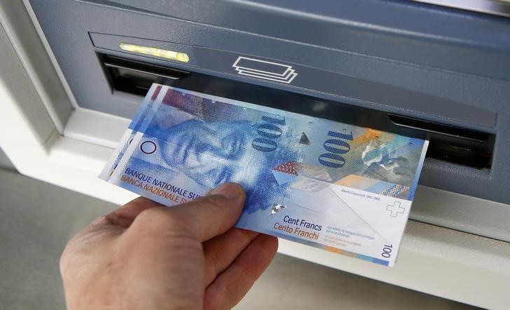 © Reuters. Swiss 100 franc bank notes are withdrawn from an ATM in the northern Swiss town of Kreuzlingen in this picture illustration