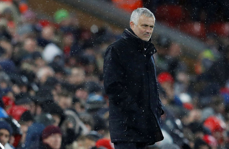 © Reuters. Mourinho deja el Manchester United tras un mal inicio de temporada