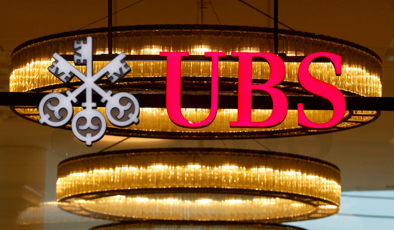 © Reuters. FILE PHOTO: The logo of Swiss bank UBS at a branch office in Basel