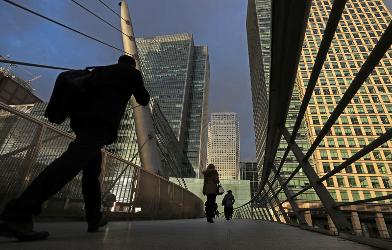 © Reuters. People walk through the Canary Wharf financial district of London