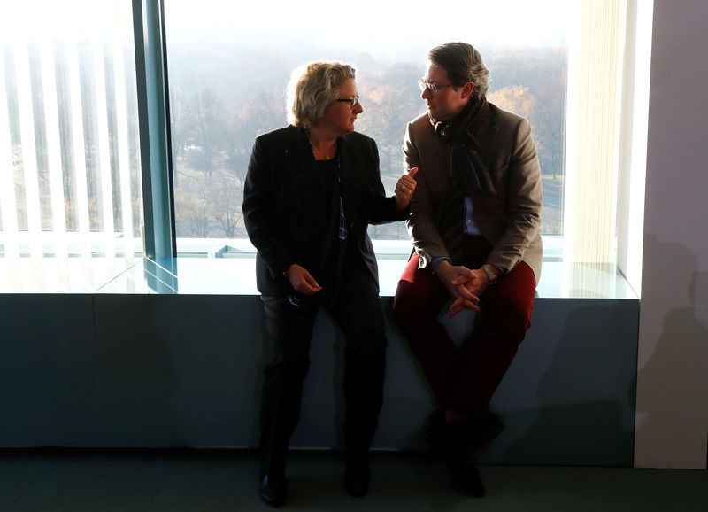 © Reuters. German Environment Minister Svenja Schulze talks to Transport Minister Andreas Scheuer as they attend the weekly cabinet meeting in Berlin