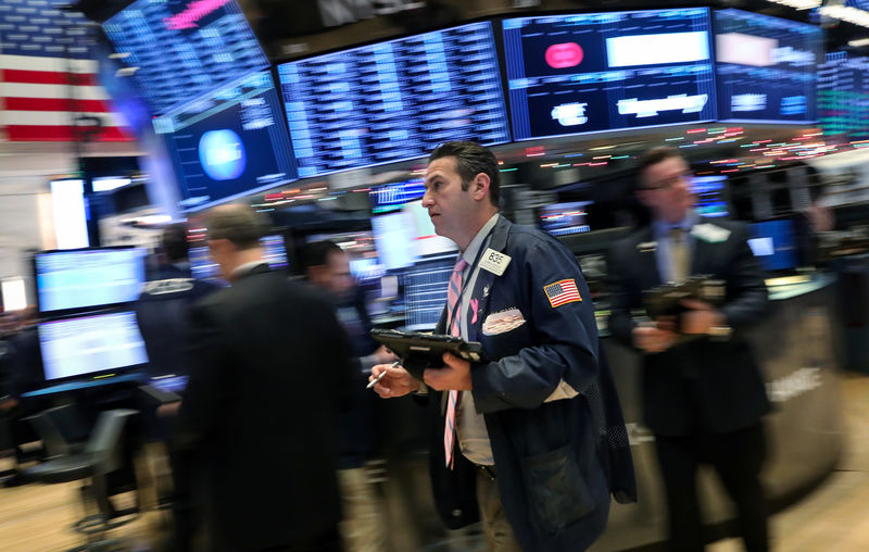 © Reuters. Traders work on the floor of the NYSE in New York