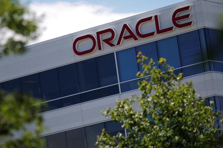 © Reuters. Logo da Oracle em prédio da empresa em Burlington, Estados Unidos