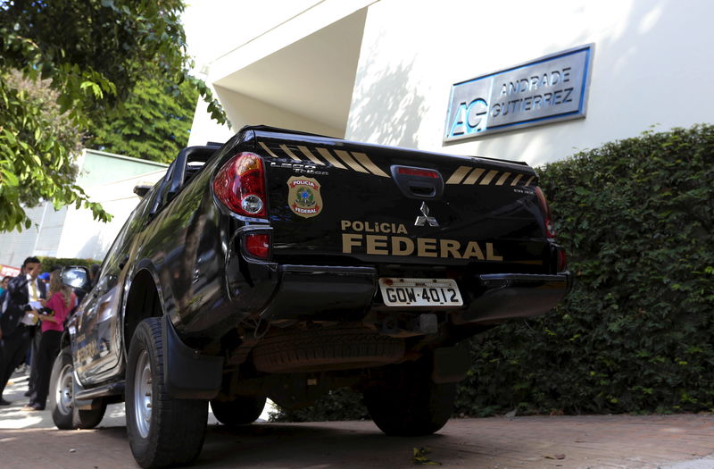 © Reuters. Carro da Polícia Federal é visto na sede da empreiteira Andrade Gutierrez, em Belo Horizonte