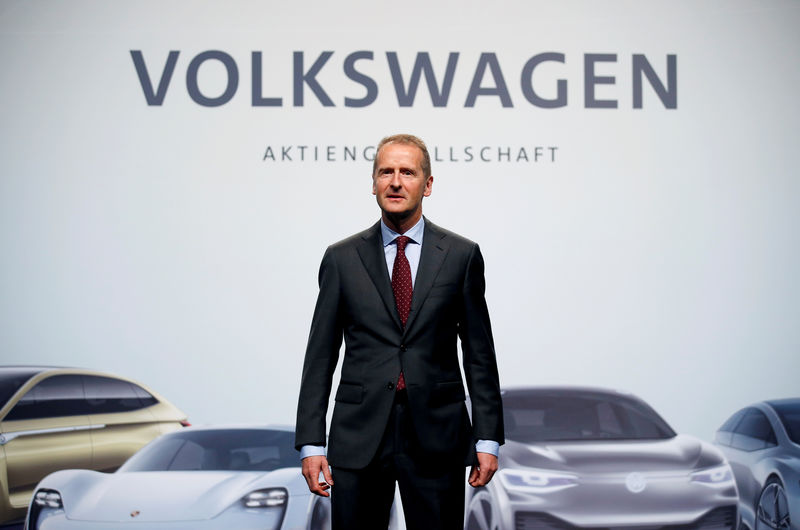 © Reuters. VW tendría que acelerar en coches eléctricos para cumplir meta de emisiones de la UE