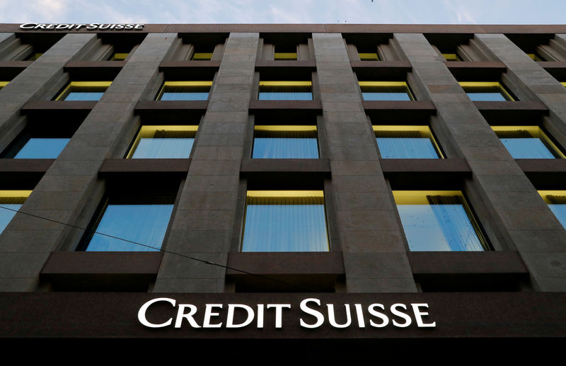 © Reuters. FILE PHOTO: The Credit Suisse logo is pictured on a bank in Geneva