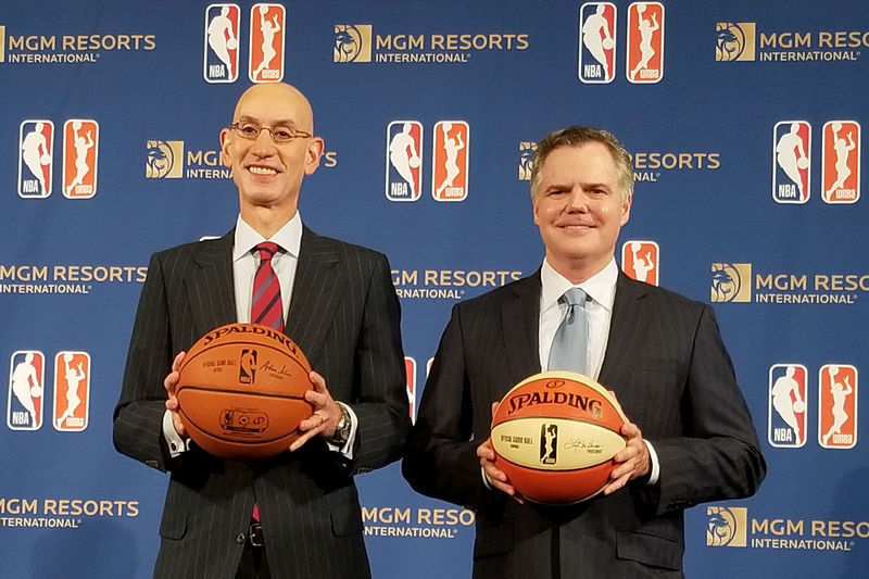© Reuters. NBA Commissioner Silver and MGM Resorts International CEO Murren pose at a news conference in New York