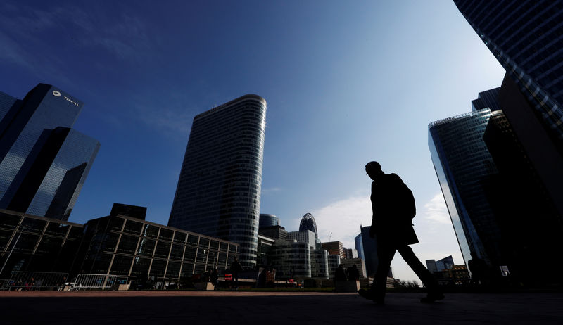 © Reuters. People walk on the esplanade of La Defense in the financial and business district of La Defense, west of Paris