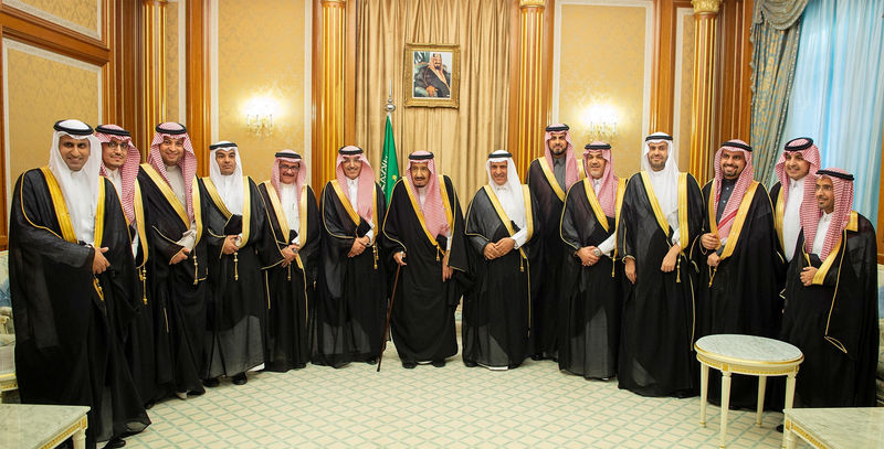© Reuters. Saudi Arabia's King Salman bin Abdulaziz Al Saud prepares for a photo during the 2019 budget meeting in Riyadh