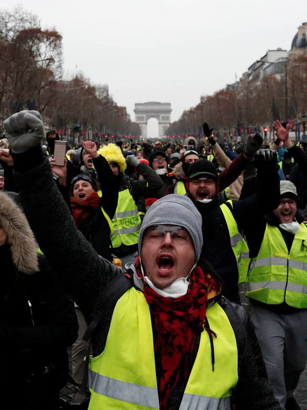© Reuters. فوضى على الطرق في فرنسا بعد إحراق محتجين لأكشاك دفع رسوم العبور