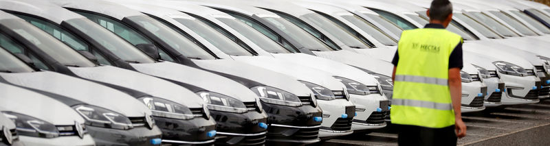 © Reuters. FILE PHOTO: New Volkswagen cars are seen at the Berlin Brandenburg international airport Willy Brandt (BER) in Schoenefeld