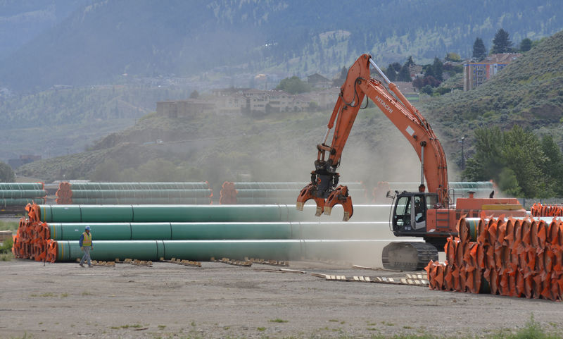 © Reuters. Steel pipe to be used in the pipeline construction of the Trans Mountain Expansion Project at a stockpile site in Kamloops