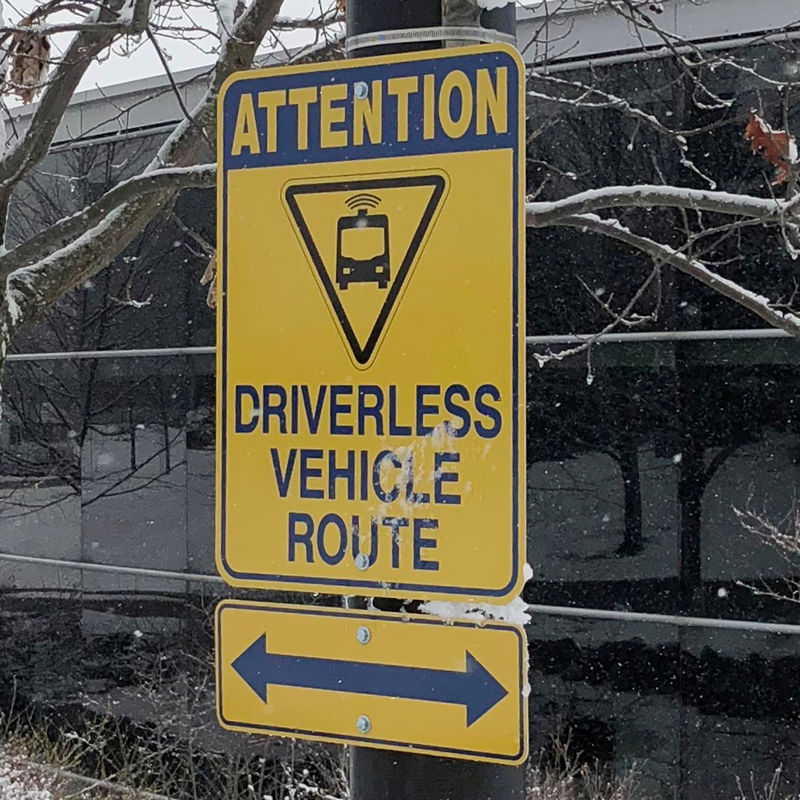 © Reuters. A sign marks part of a route used to test a driverless electric shuttle at the University of Michigan in Ann Arbor