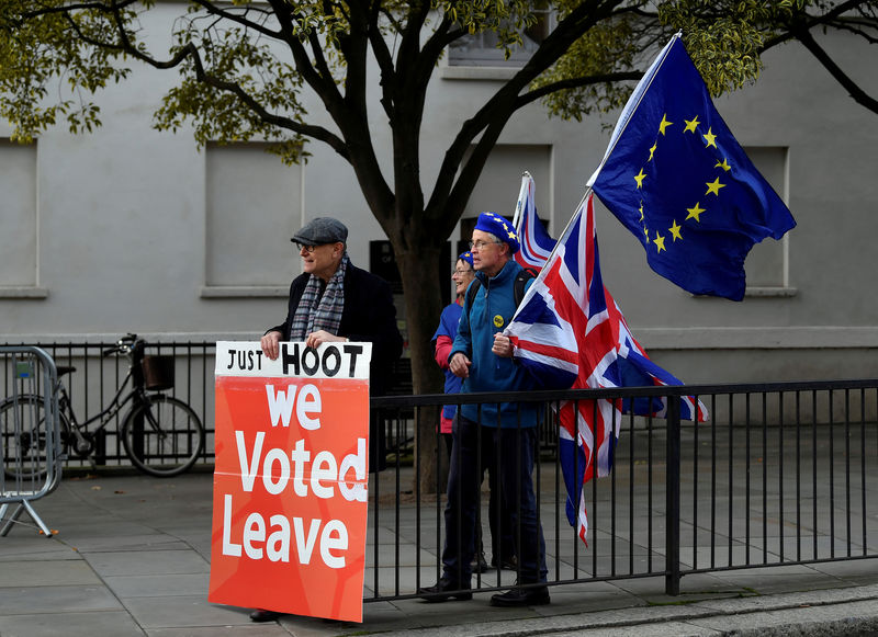 © Reuters. FILE PHOTO: Pro-Brexit and anti-Brexit protesters hold posters and flags in Whitehall