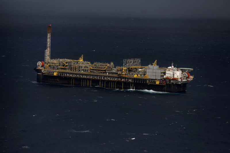 © Reuters. FILE PHOTO: General view of Brazil's Petrobras P-66 oil rig in the offshore Santos Basin in Rio de Janeiro