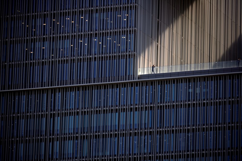 © Reuters. FILE PHOTO: An employee talks on a phone at an office building in Seoul, South Korea