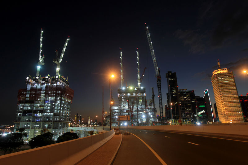 © Reuters. General view of Dubai's cranes at the construction site in Dubai