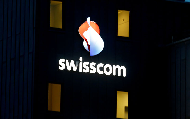 © Reuters. FILE PHOTO: Logo of Switzerland's Swisscom telecommunications is seen in Zurich, Switzerland