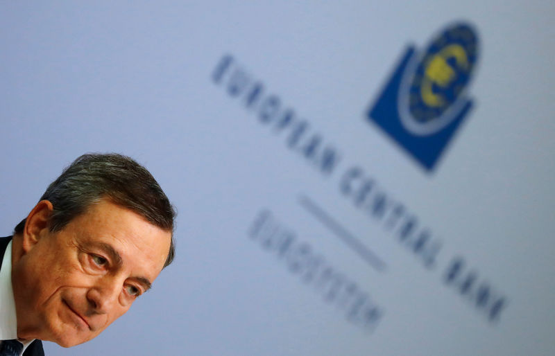 © Reuters. FILE PHOTO: ECB President Draghi speaks during a news conference following the governing council's interest rate decision at ECB headquarters in Frankfurt
