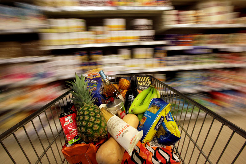 © Reuters. FILE PHOTO: A shopping trolley is pushed around a supermarket in London