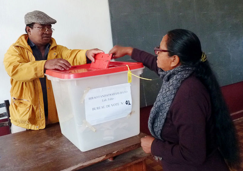 © Reuters. رئيسان سابقان يتنافسان في جولة إعادة بانتخابات الرئاسة في مدغشقر