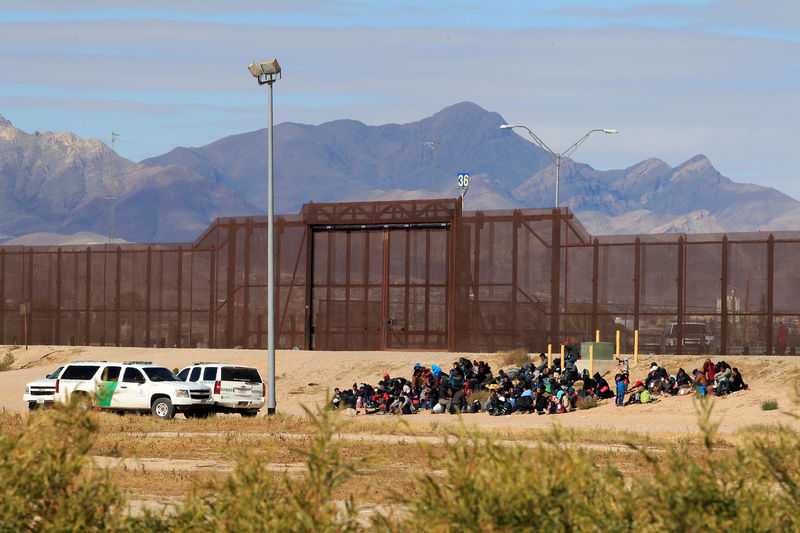 © Reuters. Imigrantes da América Central são detidos por agentes de fronteira dos EUA após entrarem ilegalmente no país pela divisa com o México