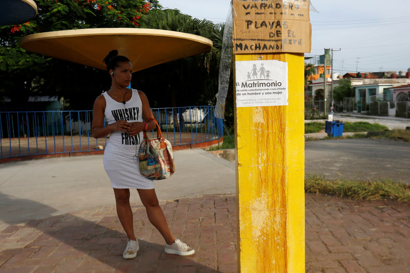 © Reuters. Cartaz de oposição ao casamento gay em poste de Havana