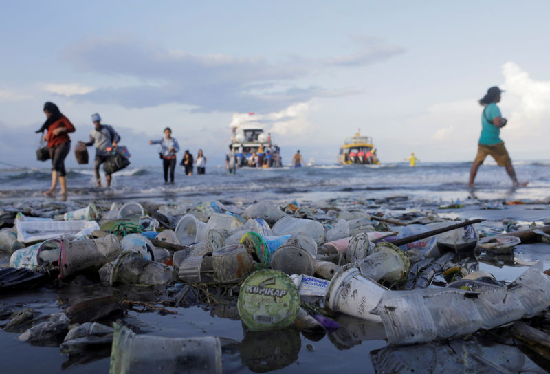 © Reuters. La UE prohibe plásticos de usar y tirar para reducir la contaminación marina