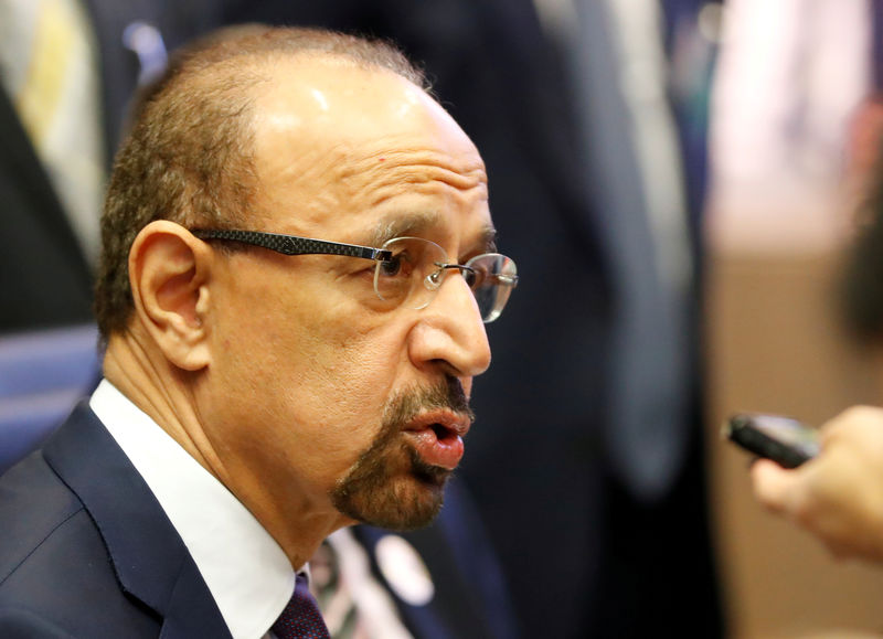 © Reuters. FILE PHOTO: Saudi Arabia's Oil Minister al-Falih talks to journalists at the beginning of an OPEC meeting in Vienna