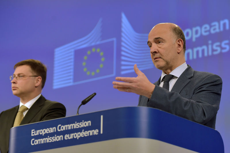 © Reuters. EC Vice-President Dombrovskis and EU Commissioner for Economic and Financial Affairs Moscovici attend a news conference after a meeting in Brussels