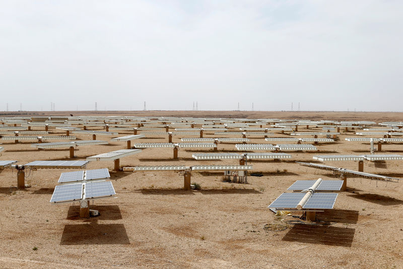 © Reuters. وزير: السعودية تبدأ العمل مع سوفت بنك على خطة طاقة شمسية حجمها 200 جيجاوات