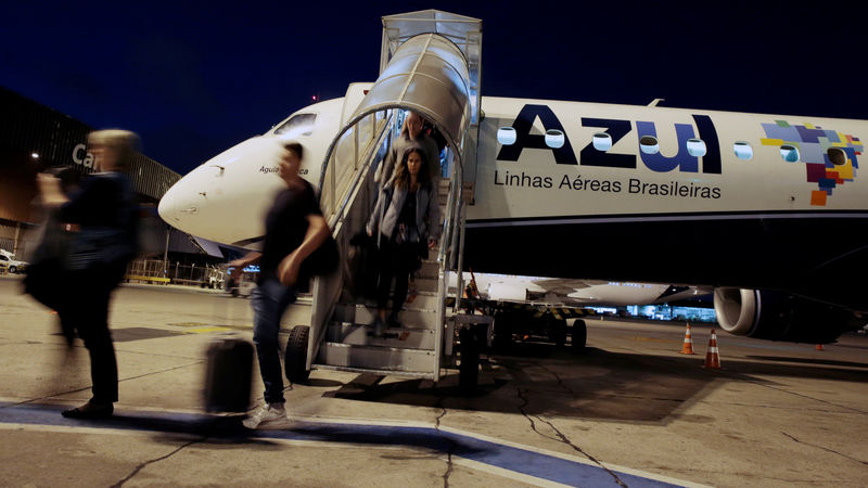 © Reuters. Passageiros desembarcam de avião da Azul no Aeroporto de Guarulhos, São Paulo