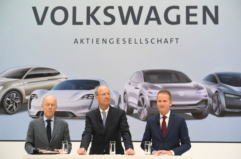 © Reuters. New VW CEO Diess, with Poetsch, chairman of the supervisory board, and brand communications head Bestenbostel address media during news conference at the Volkswagen plant in Wolfsburg