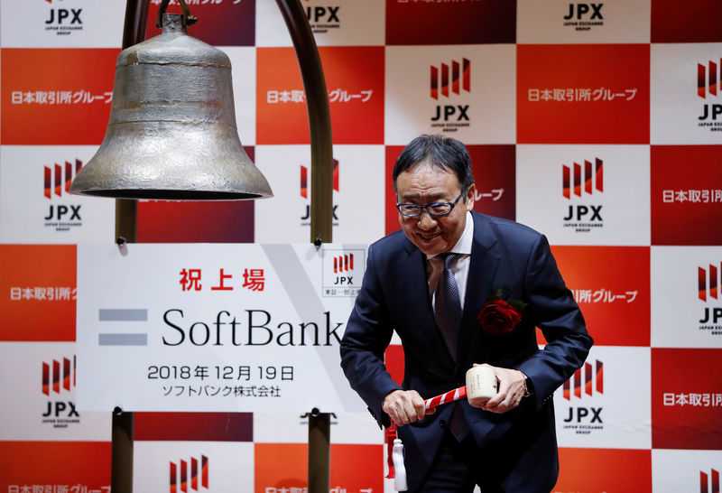 © Reuters. Presidente-executivo da SoftBank Corp, Ken Miyauchi, toca sino durante cerimônia de estréia da empresa na bolsa de valores de Tóquio, Japão