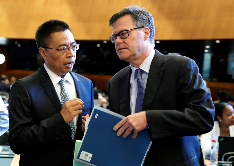 © Reuters. FILE PHOTO: Dennis Shea (R), U.S. Ambassador to the WTO, speaks with Chinese Ambassador Xiangchen Zhang before a World Trade Organization session in Geneva