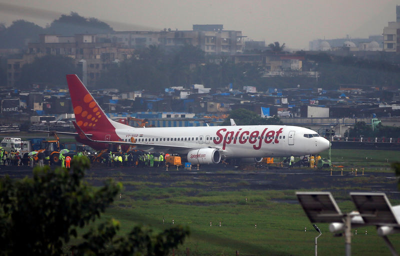 © Reuters. Avião da SpiceJet em aeroporto de Mumbai, Índia