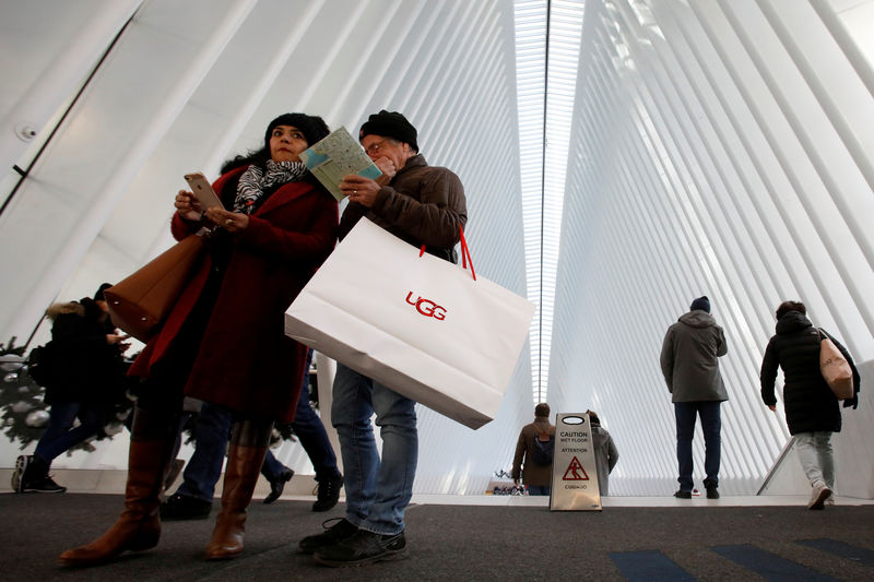© Reuters. FILE PHOTO: People carry shopping bags during Black Friday sales events at the Westfield World Trade Center in Manhattan, New York City, United States