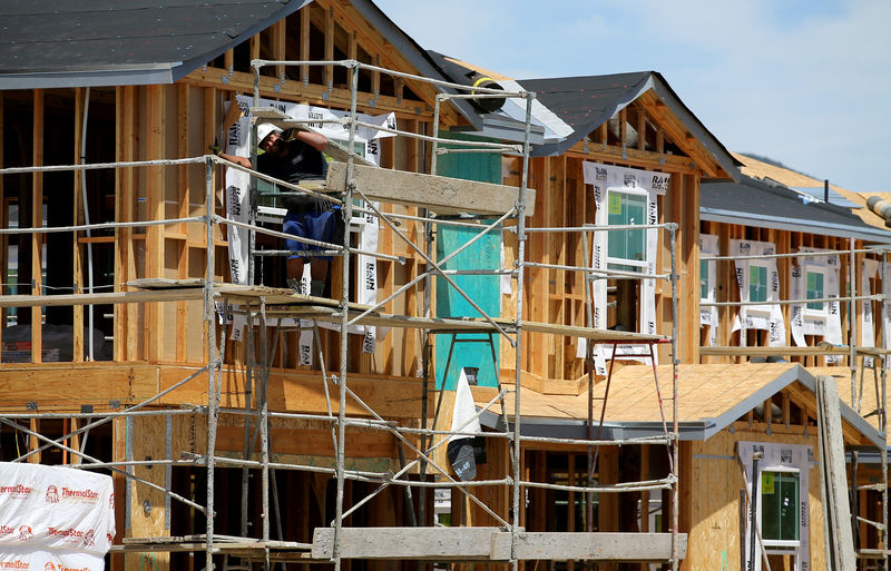 © Reuters. FILE PHOTO: FILE PHOTO: Single family homes being built by KB Homes are shown under construction in San Diego