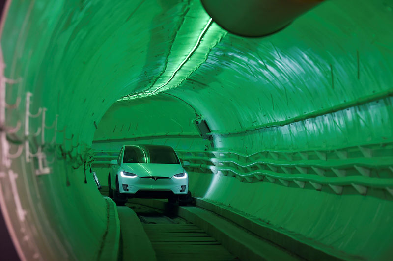 © Reuters. Carro em túnel lançado pela Boring Company em Hawthorne, Estados Unidos