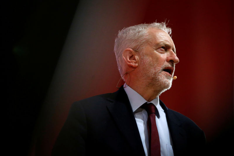 © Reuters. FILE PHOTO - British opposition leader Jeremy Corbyn speaks during the Party of European Socialists annual meeting in Lisbon